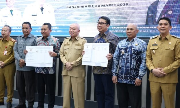Bupati Tanbu Hadiri dan Saksikan Tanda Tangan Kontrak Pembangunan Jembatan Pulau Laut