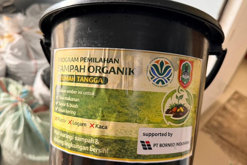 PT Borneo Indobara Salurkan 2.500 Ember dan 20 Drum untuk Pengelolaan Sampah Organik