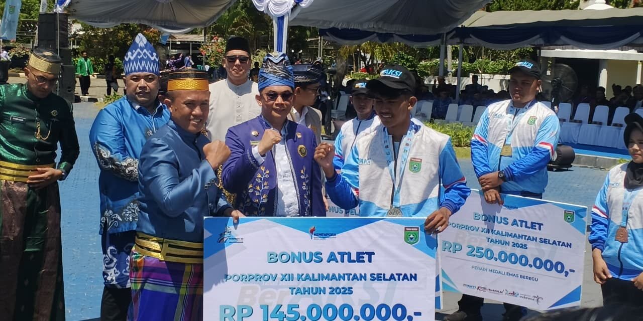 Bupati Tanbu Serahkan Penghargaan dan Bonus Atlet serta Pelatih Berprestasi di HUT Tanbu ke-23