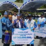 Bupati Tanbu Serahkan Penghargaan dan Bonus Atlet serta Pelatih Berprestasi di HUT Tanbu ke-23