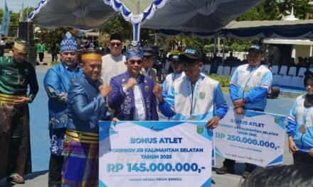 Bupati Tanbu Serahkan Penghargaan dan Bonus Atlet serta Pelatih Berprestasi di HUT Tanbu ke-23