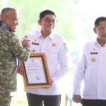 Bupati Tanbu Terima Penghargaan dari Staff Angkatan Darat atas Dedikasi dan Kontribusinya