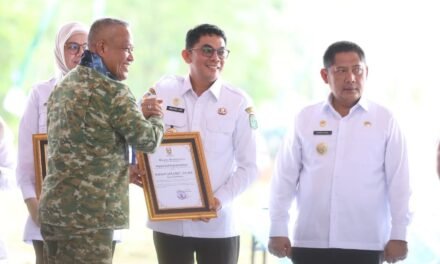 Bupati Tanbu Terima Penghargaan dari Staff Angkatan Darat atas Dedikasi dan Kontribusinya