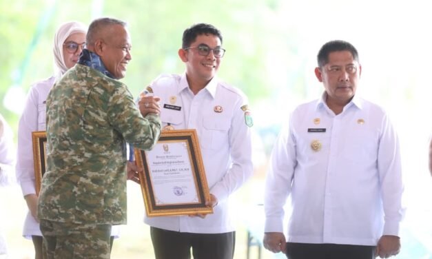 Bupati Tanbu Terima Penghargaan dari Staff Angkatan Darat atas Dedikasi dan Kontribusinya