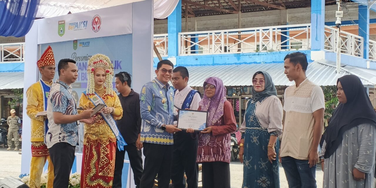 Bupati Tanbu Serahkan Santunan Jaminan Sosial Ketenagakerjaan Bersama Kepala BPJS Ketenagakerjaan Cabang Batulicin
