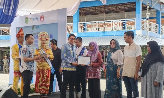 Bupati Tanbu Serahkan Santunan Jaminan Sosial Ketenagakerjaan Bersama Kepala BPJS Ketenagakerjaan Cabang Batulicin