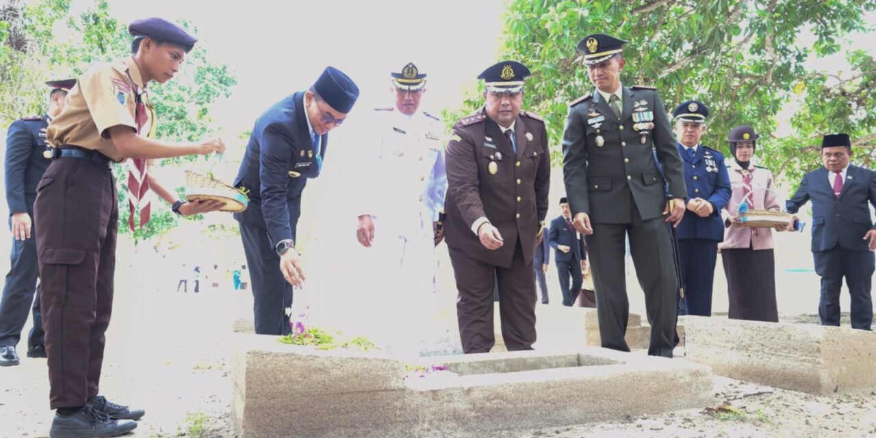 Bupati Tanbu Ikuti Upacara Ziarah Makam Pahlawan Peringati Harkitnas