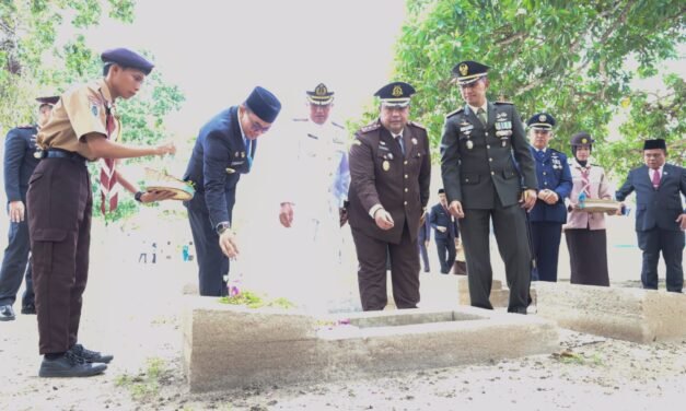 Bupati Tanbu Ikuti Upacara Ziarah Makam Pahlawan Peringati Harkitnas