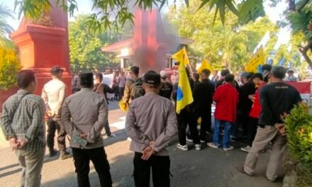 Gelombang Aksi Guncang DPRD Nganjuk, Massa Desak Evaluasi MBG, Dugaan Bansos Tak Tepat Sasaran dan Perbaikan Jalan Rusak