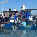 Peringati Hari Bhayangkara ke-80 Polres Tanbu Gelar Bakti Sosial Salurkan Sembako untuk Nelayan