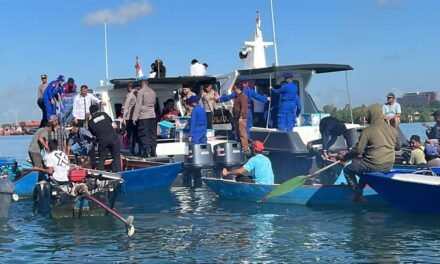 Peringati Hari Bhayangkara ke-80 Polres Tanbu Gelar Bakti Sosial Salurkan Sembako untuk Nelayan