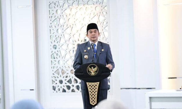 Bupati Tanbu Lantik Pejabat Administrator dan Pengawas Pemkab Tanbu di Kantor Bupati