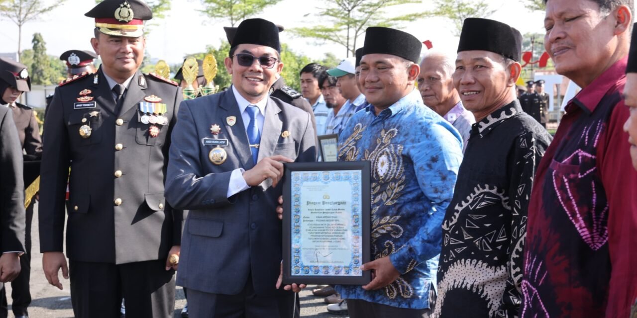Bupati Tanbu Serahkan Piagam Penghargaan Kepada Relawan Kemanusiaan di HUT Bhayangkara ke-80