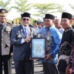 Bupati Tanbu Serahkan Piagam Penghargaan Kepada Relawan Kemanusiaan di HUT Bhayangkara ke-80