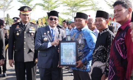Bupati Tanbu Serahkan Piagam Penghargaan Kepada Relawan Kemanusiaan di HUT Bhayangkara ke-80