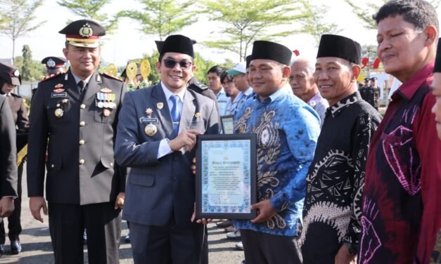 Bupati Tanbu Serahkan Piagam Penghargaan Kepada Relawan Kemanusiaan di HUT Bhayangkara ke-80