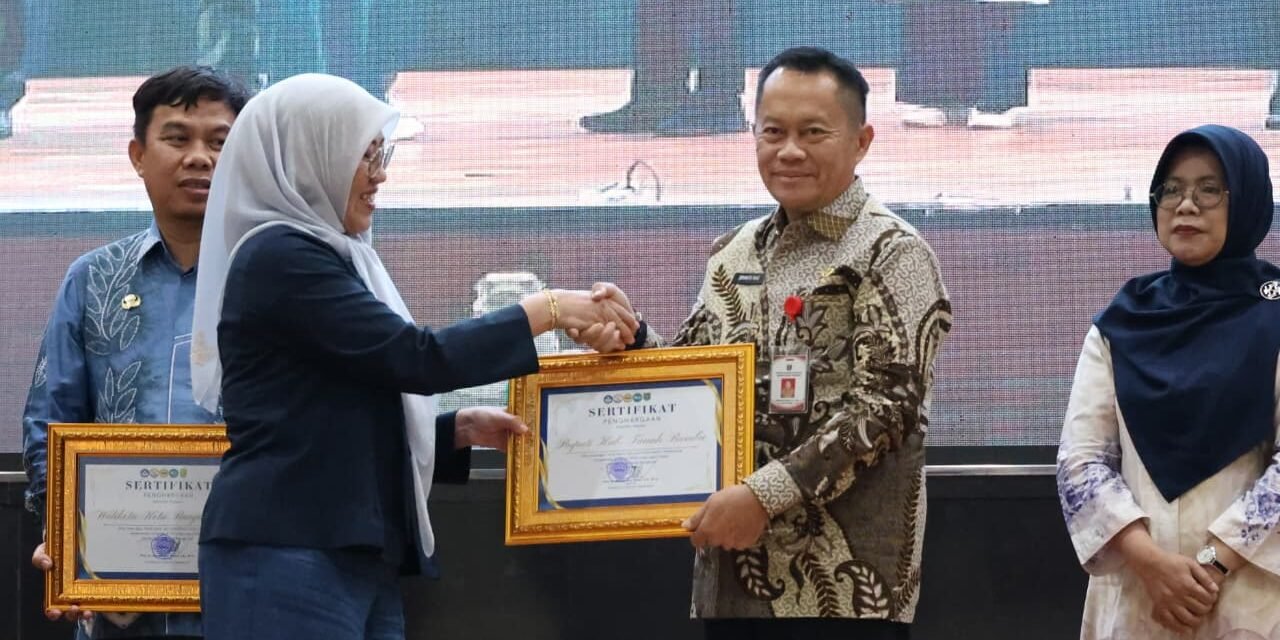 Bupati Tanbu Terima Penghargaan dari ULM atas Dukungan dalam Pelaksanaan Program KKN Lingkungan Hidup