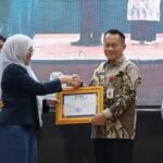 Bupati Tanbu Terima Penghargaan dari ULM atas Dukungan dalam Pelaksanaan Program KKN Lingkungan Hidup