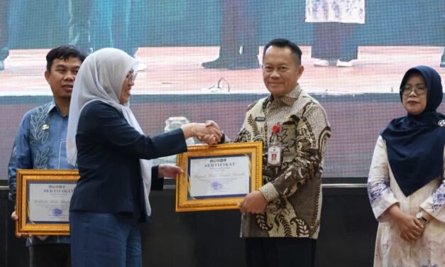 Bupati Tanbu Terima Penghargaan dari ULM atas Dukungan dalam Pelaksanaan Program KKN Lingkungan Hidup