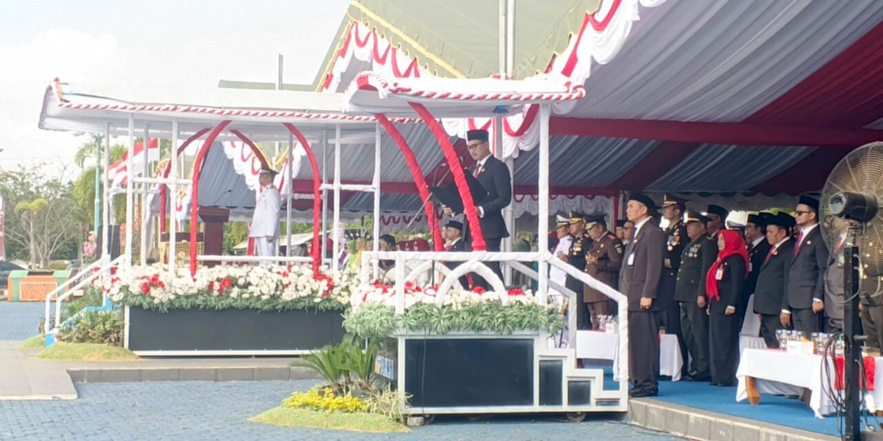 Pimpinan DPRD Tanbu Turut Hadiri Upacara Detik-detik Proklamasi HUT RI ke-81 di Halaman Kantor Bupati