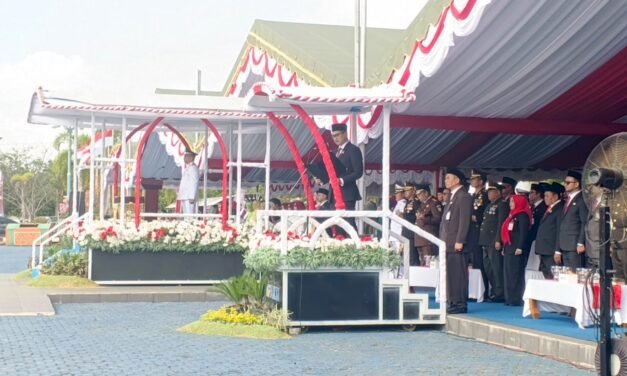 Pimpinan DPRD Tanbu Turut Hadiri Upacara Detik-detik Proklamasi HUT RI ke-81 di Halaman Kantor Bupati