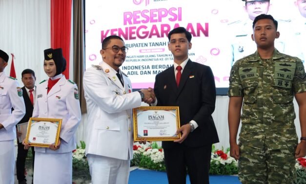 Komitmen Bupati Tanbu Meningkatkan Kualitas SDM melalui Pemberian Apresiasi Paskibraka 2026