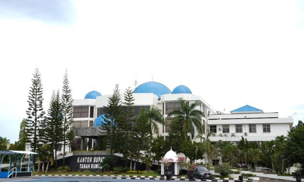 Pemkab Tanbu Laksanakan Rehabilitasi Pembangunan Atap Kantor Bupati