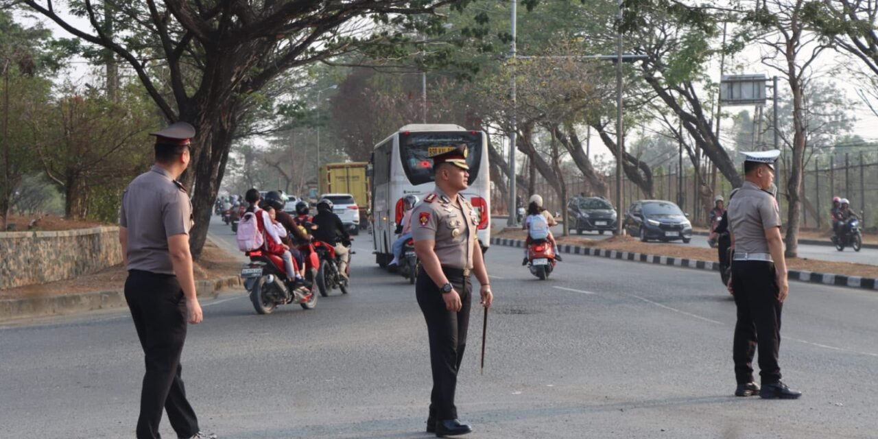 Kapolres Tanbu Turut Ke Lapangan Mengatur Lalu Lintas di Depan Sekolah