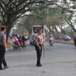Kapolres Tanbu Turut Ke Lapangan Mengatur Lalu Lintas di Depan Sekolah