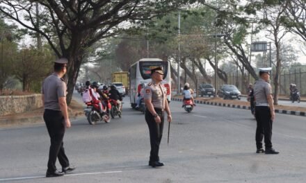 Kapolres Tanbu Turut Ke Lapangan Mengatur Lalu Lintas di Depan Sekolah