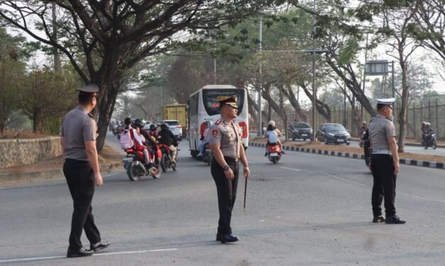 Kapolres Tanbu Turut Ke Lapangan Mengatur Lalu Lintas di Depan Sekolah