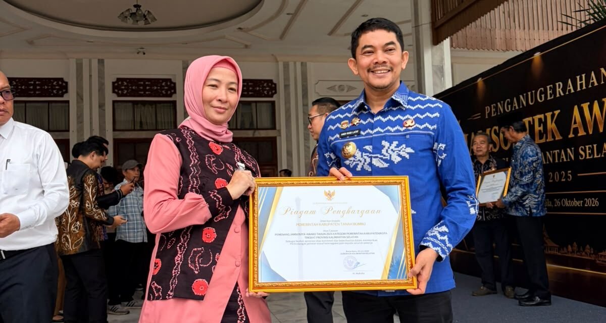 Bupati Tanbu Terima Penghargaan dari Sekda Kalsel di Ajang Jamsostek Awards 2025