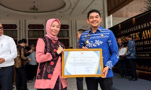 Bupati Tanbu Terima Penghargaan dari Sekda Kalsel di Ajang Jamsostek Awards 2025